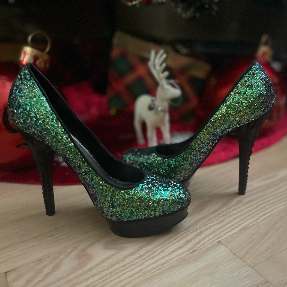 Green and gold glitter pumps